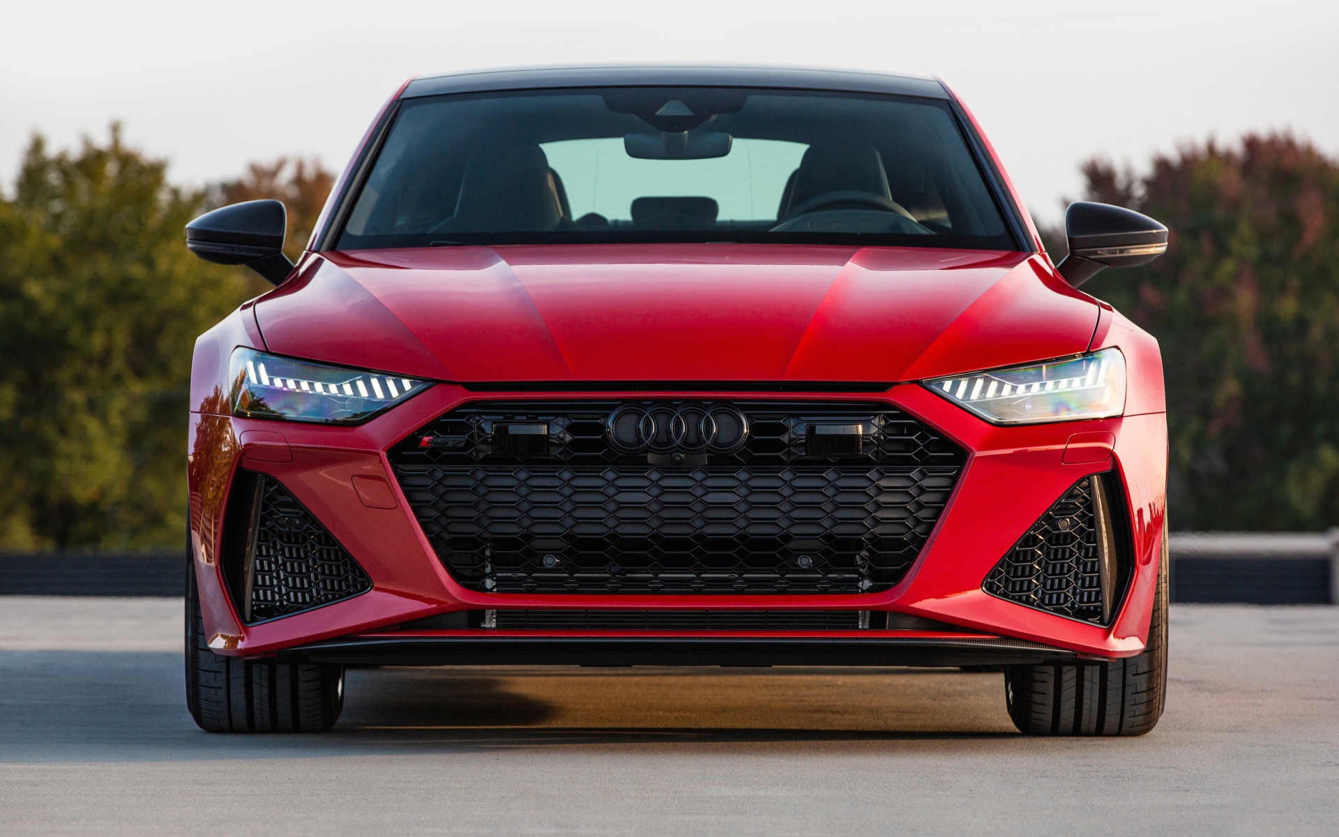 Красный автомобиль  Audi RS 7 Sportback, 2021 года вид спереди