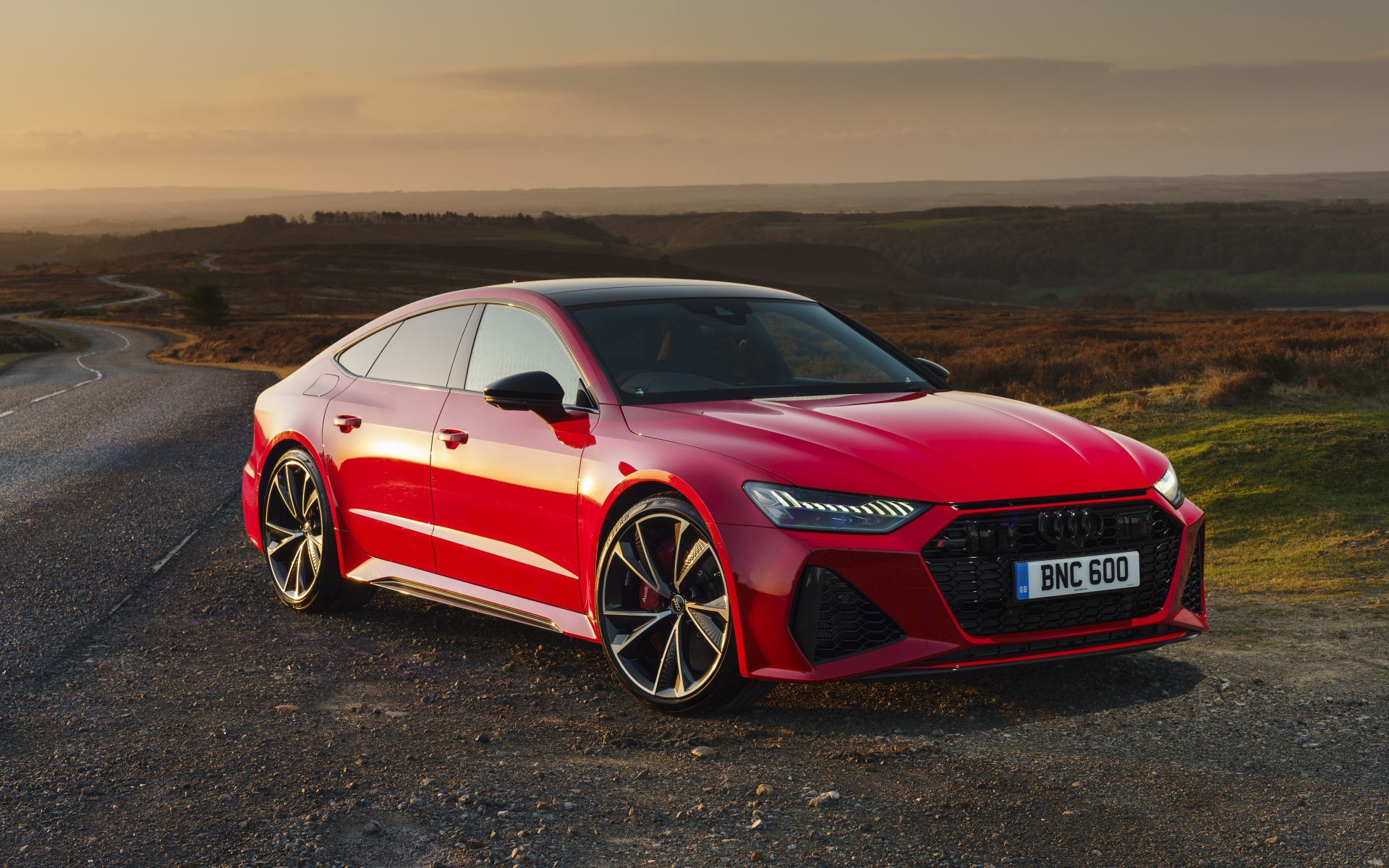 Красный автомобиль Audi RS 7 Sportback 2020 на трассе 