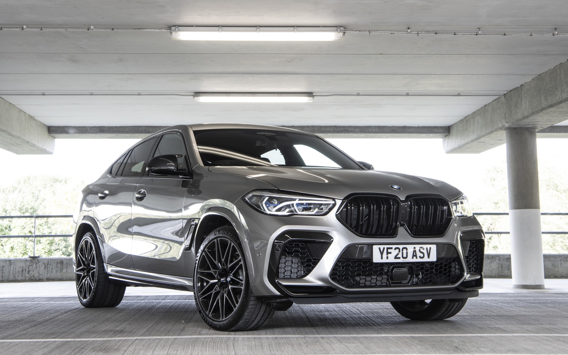 Автомобиль BMW X6 M Competition 2020 года на парковке 