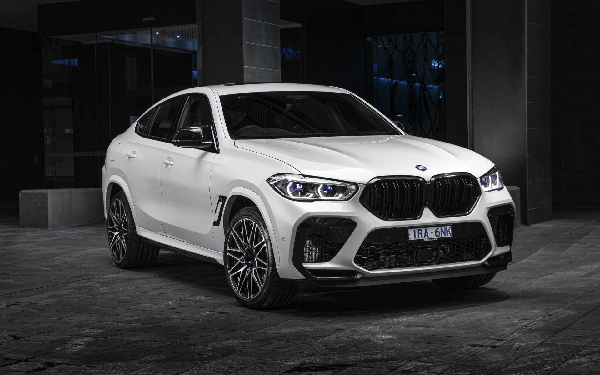 Белый автомобиль BMW X6 M Competition 2020 года 