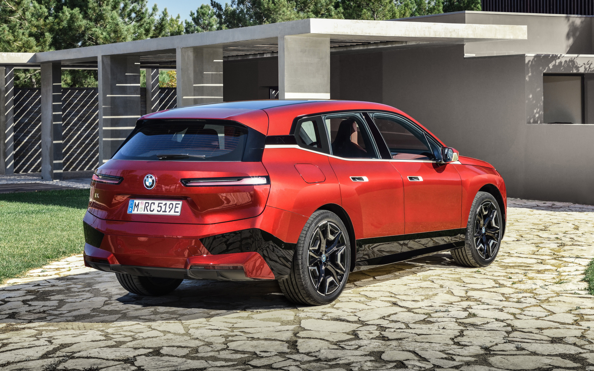 Кроссовер BMW IX Sport 2021 года вид сзади