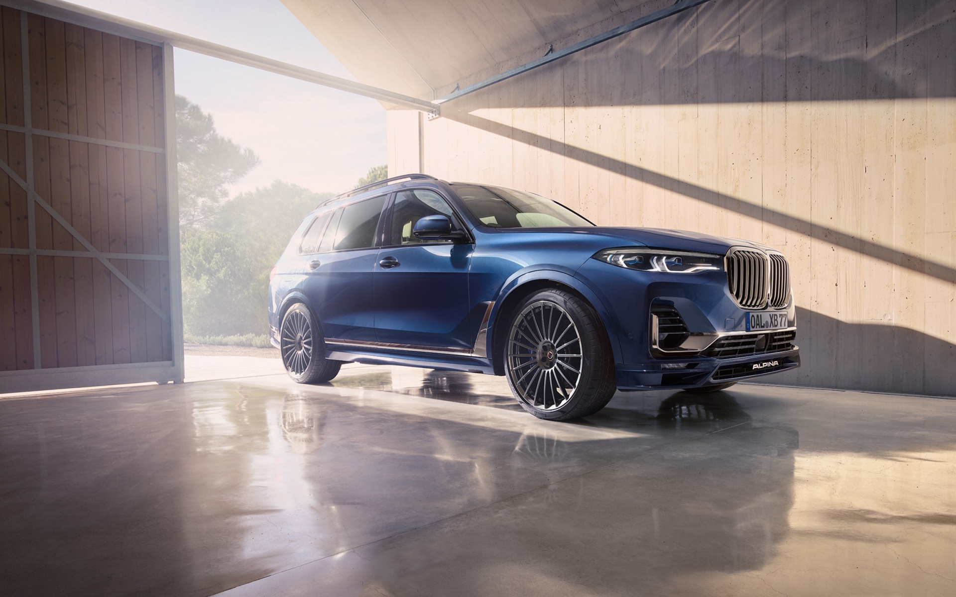 Внедорожник BMW Alpina XB7, 2021 года в гараже 