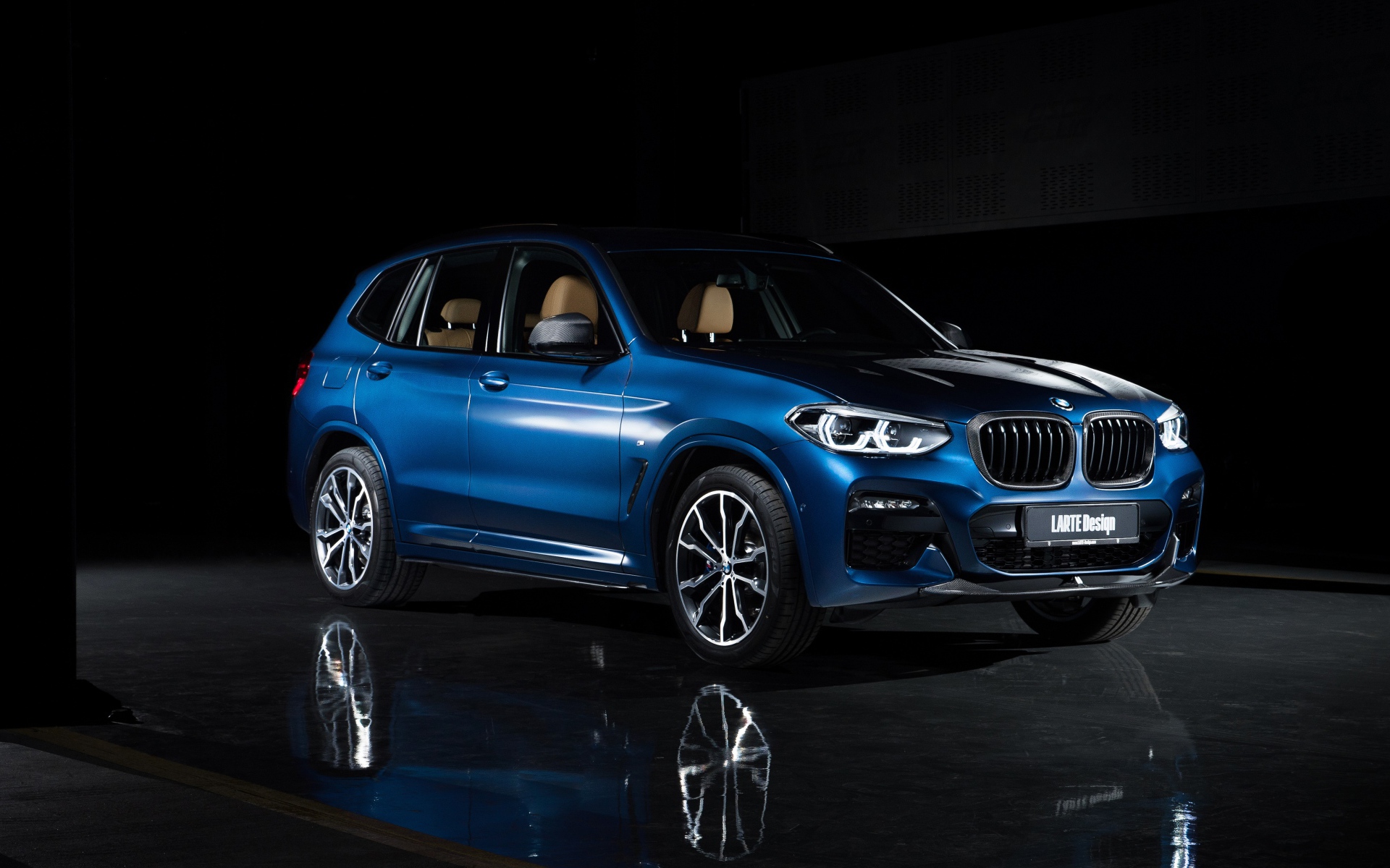 Синий автомобиль Larte Design BMW X3 XDrive30d 2020 года на черном фоне