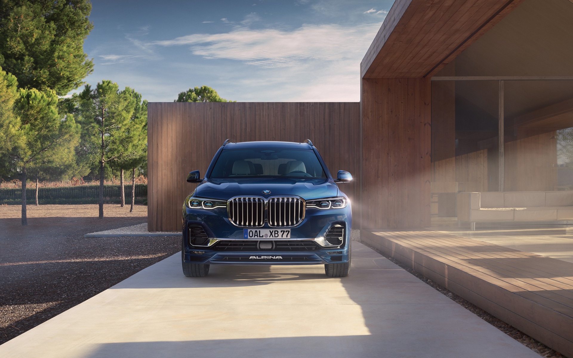 Автомобиль BMW Alpina XB7, 2021 года у дома