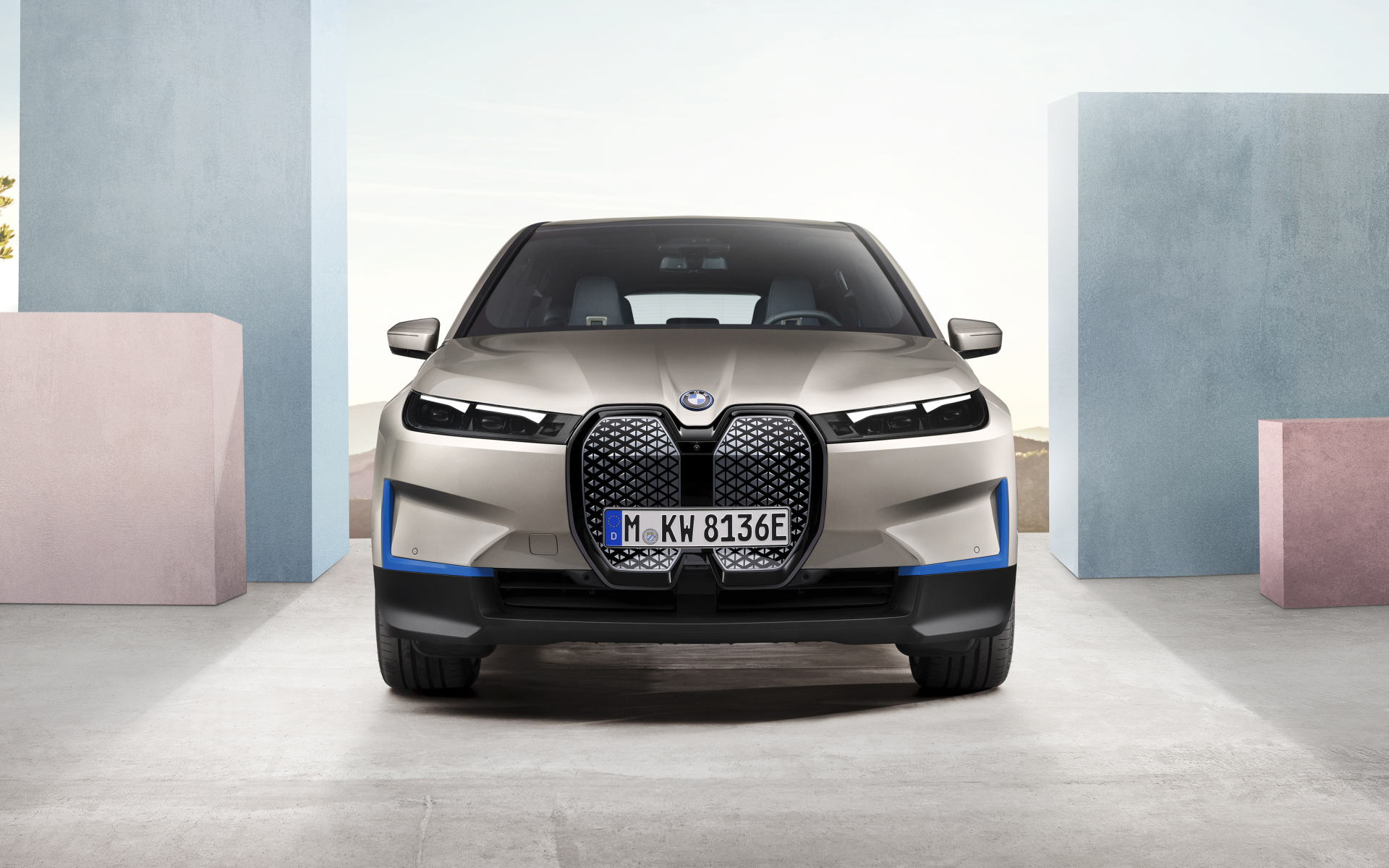 Серебристый автомобиль BMW IX 2021 года вид спереди