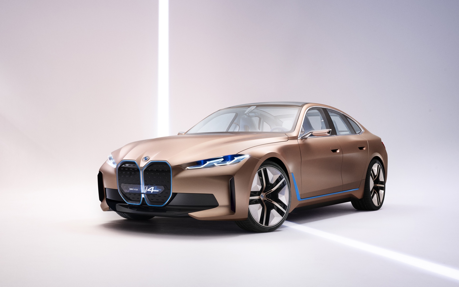 Автомобиль BMW Concept I4 2020 года на сером фоне