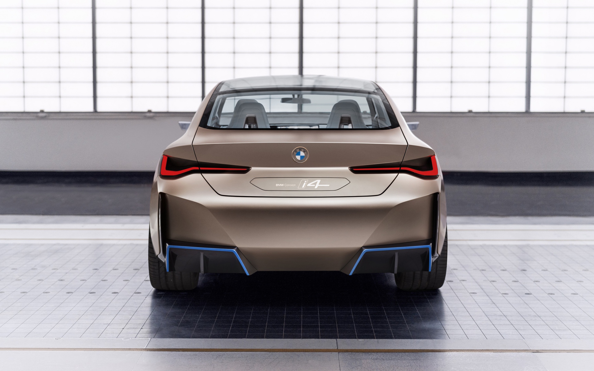Автомобиль BMW Concept I4 2020 года вид сзади