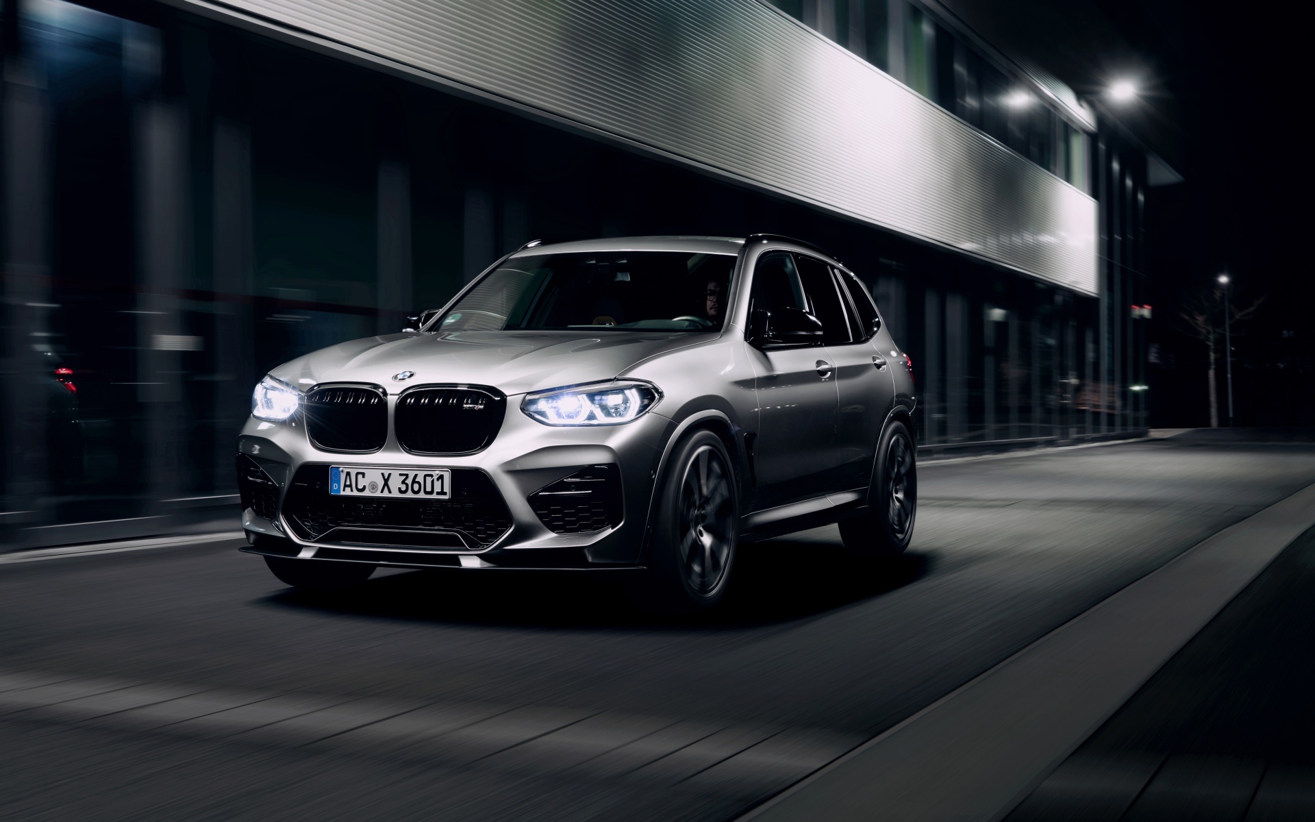 Автомобиль BMW X3 M 2020 года на улице города