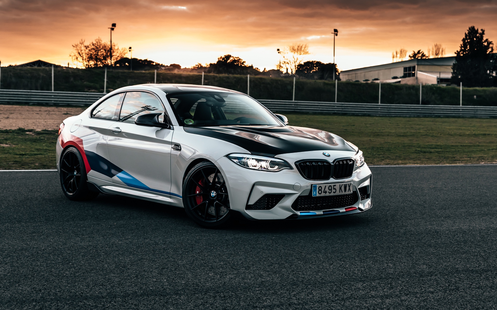 Гоночный автомобиль BMW M2 на трассе 