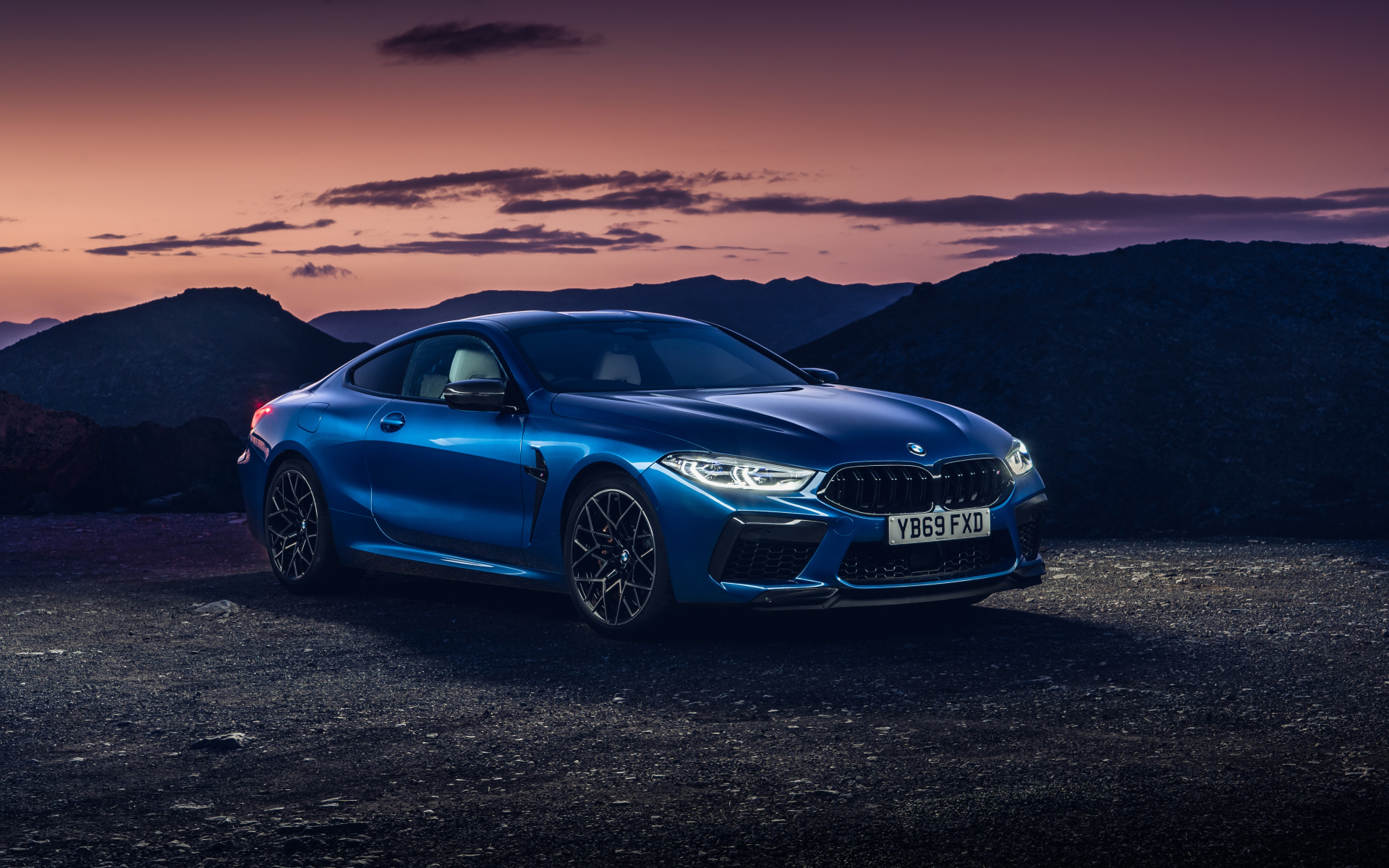 Синий автомобиль BMW M8 Competition Coupe 2019 года на фоне гор