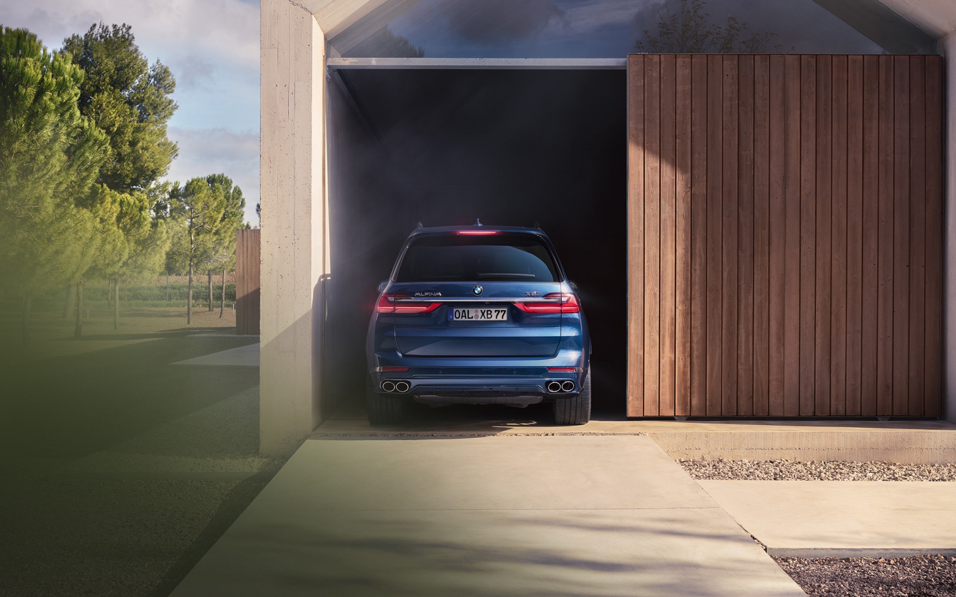 Синий внедорожник BMW Alpina XB7, 2021 года в гараже