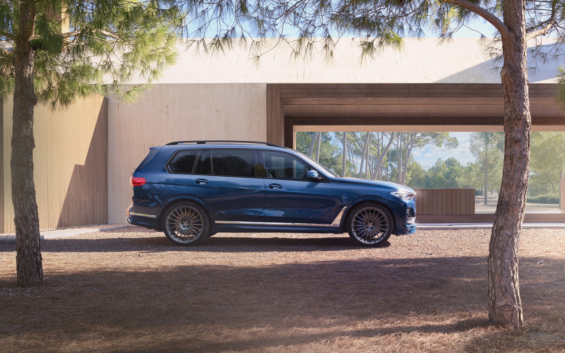 Синий внедорожник  BMW Alpina XB7, 2021 года 