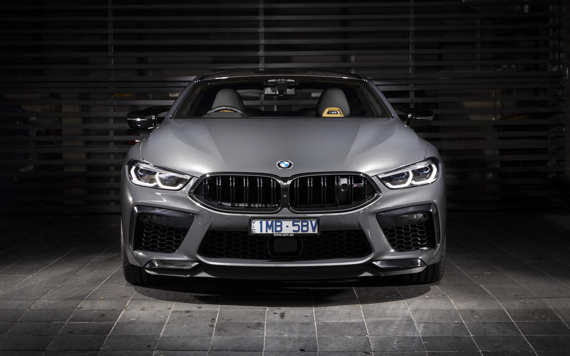 Серебристый автомобиль BMW M8,  2020 года