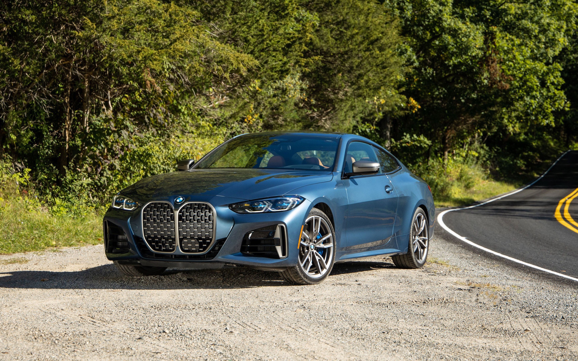 Стильный автомобиль  BMW M440i XDrive Coupe на дороге 