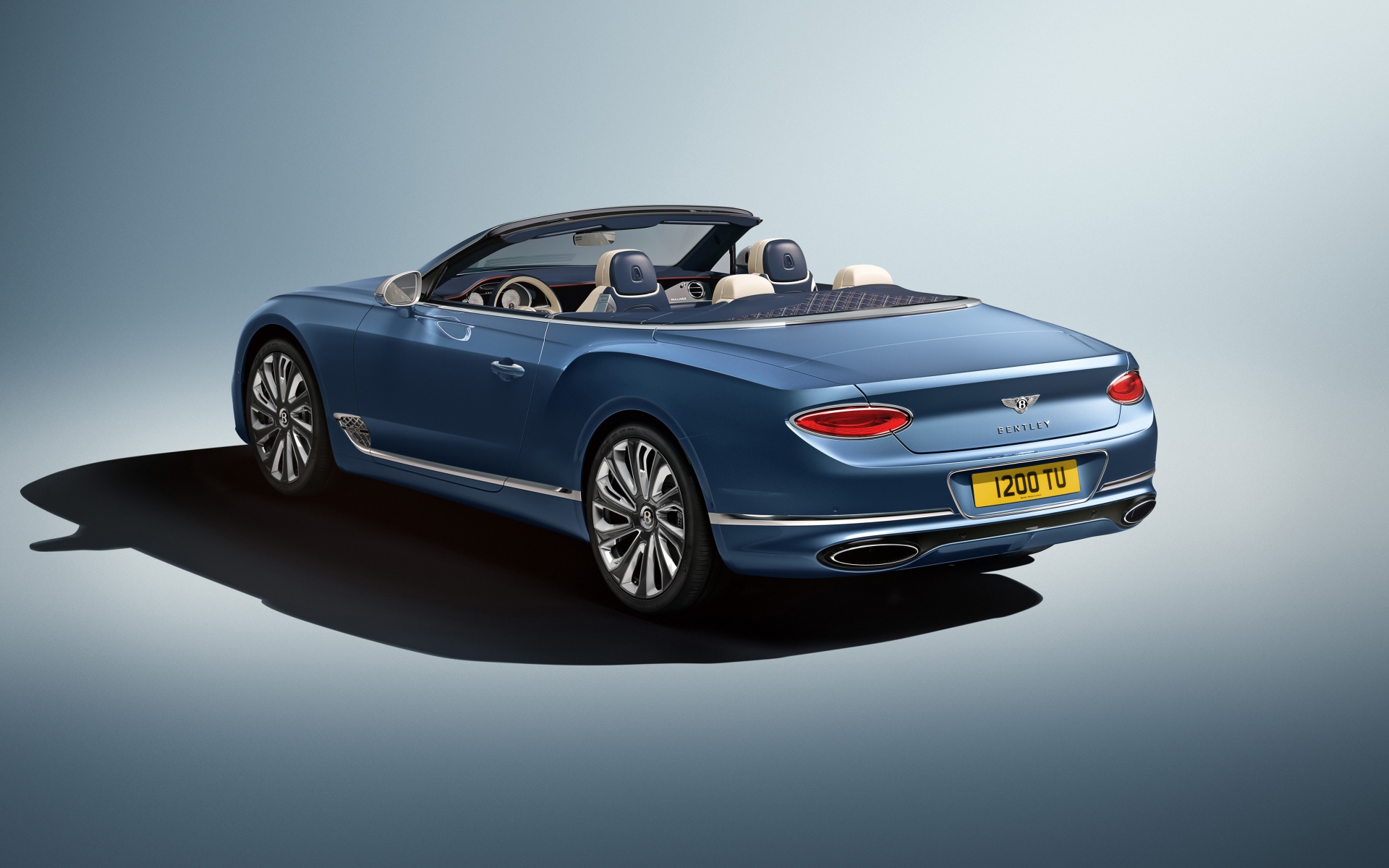 Автомобиль кабриолет Bentley Continental GT  2020 года вид сзади 