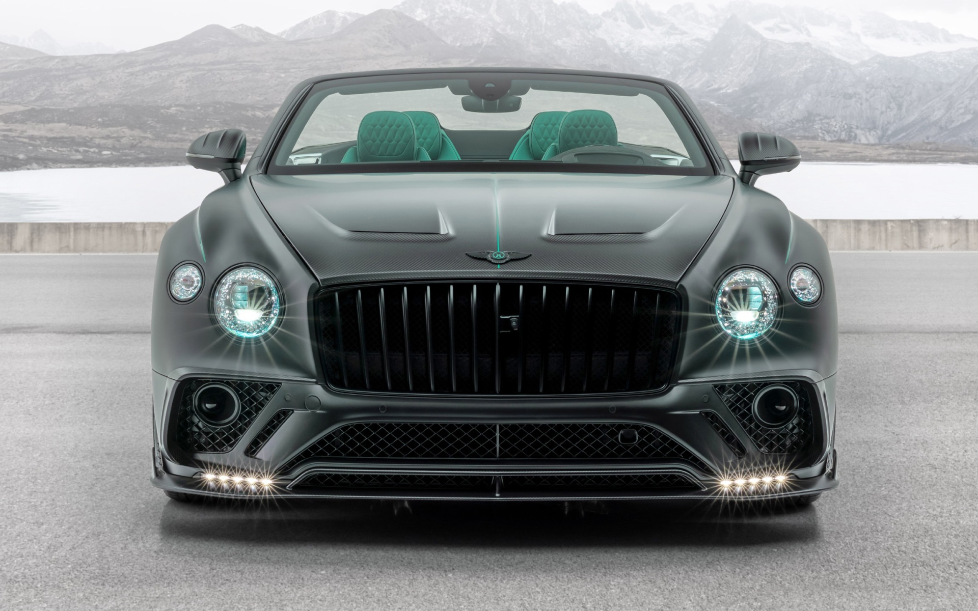 Автомобиль Mansory Bentley Continental GT V8 Convertible 2020 года с включенными фарами