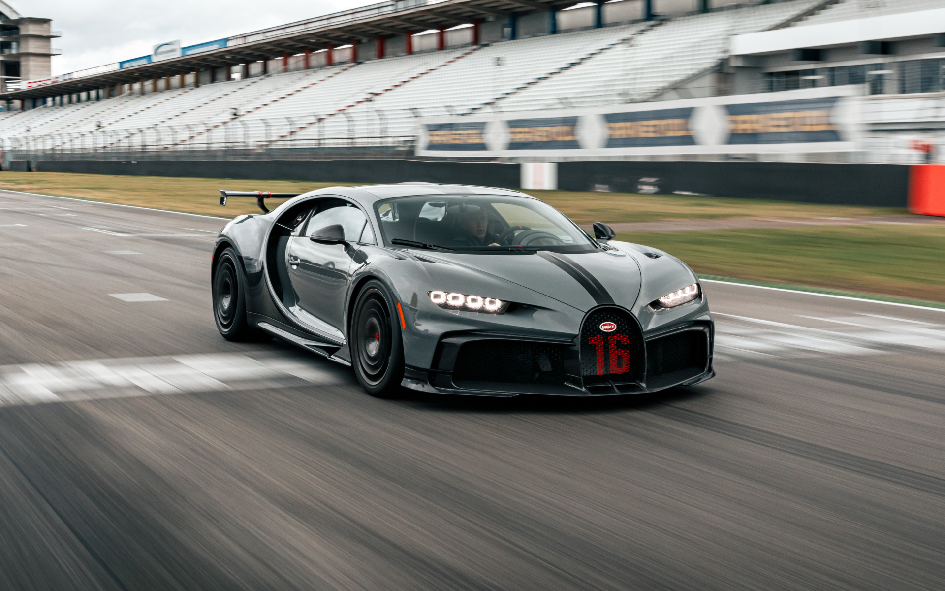 Черный Bugatti Chiron Pur Sport 2020 года на гонках
