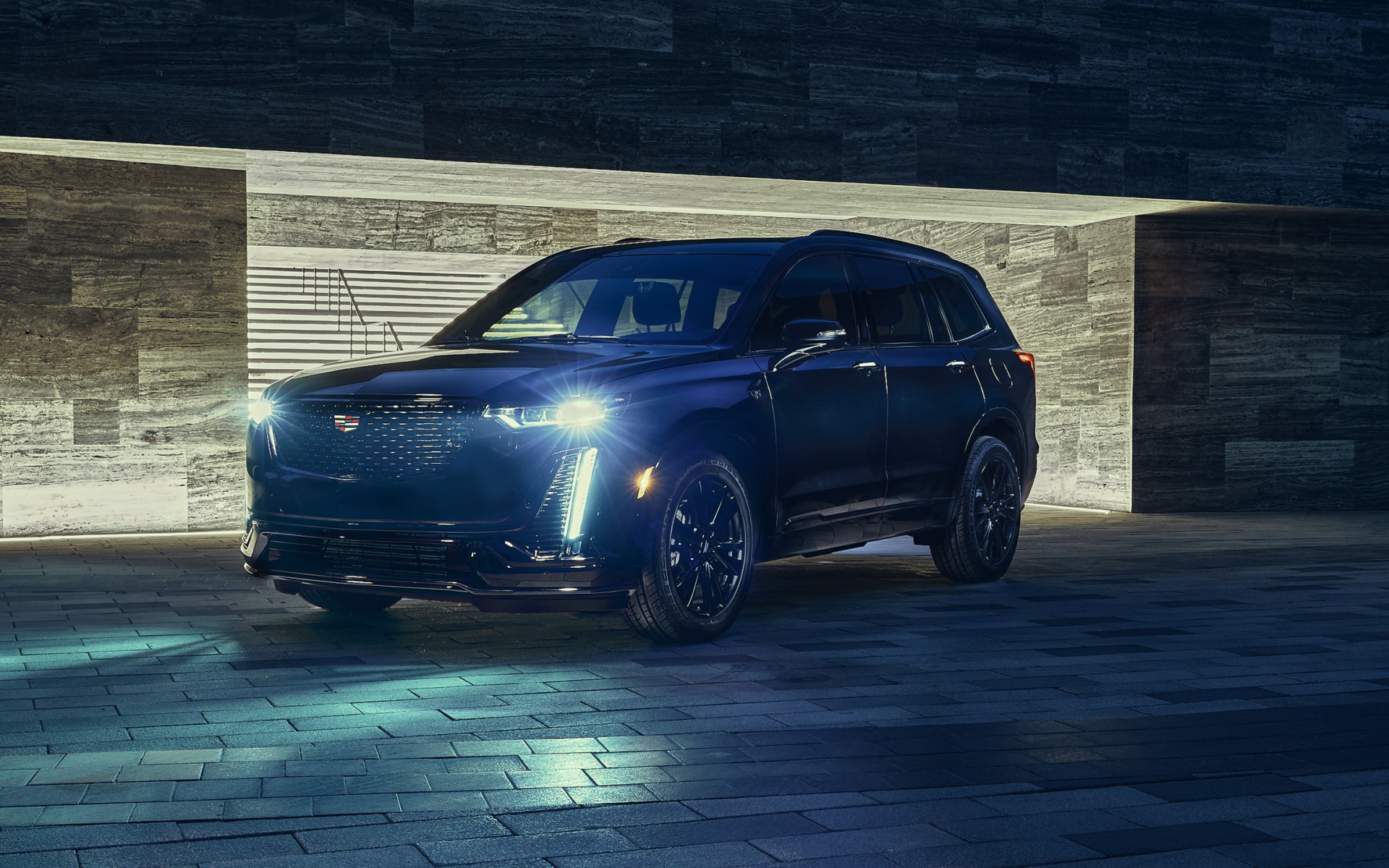 Черный кадилак Cadillac XT6 Midnight Edition 2020 года с включенными фарами 