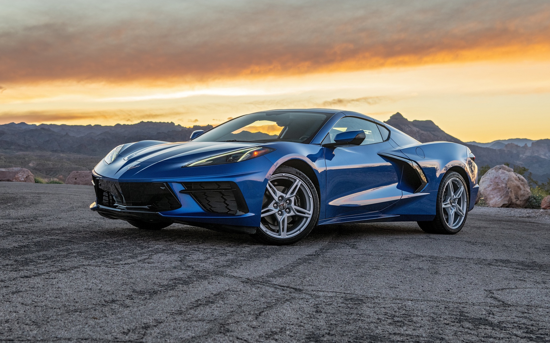 Синий автомобиль  Chevrolet Corvette Stingray, 2020 года на закате