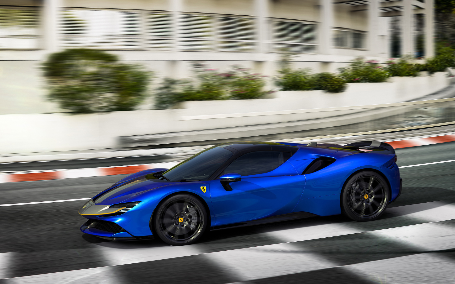 Синий спортивный автомобиль Ferrari SF90 Spider Assetto Fiorano 2021 года на трассе