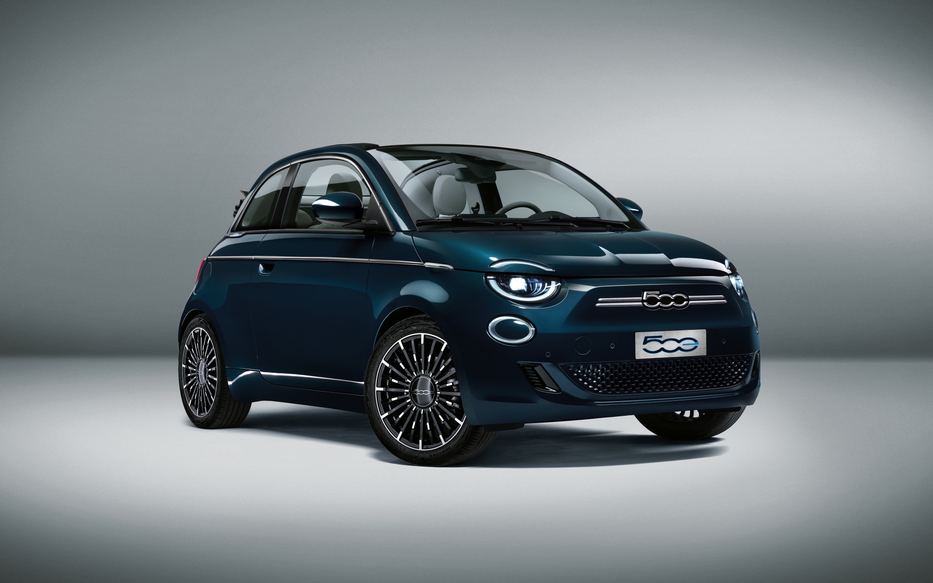 Автомобиль Fiat 500 La Prima Deutschland Cabrio 2020 года на сером фоне