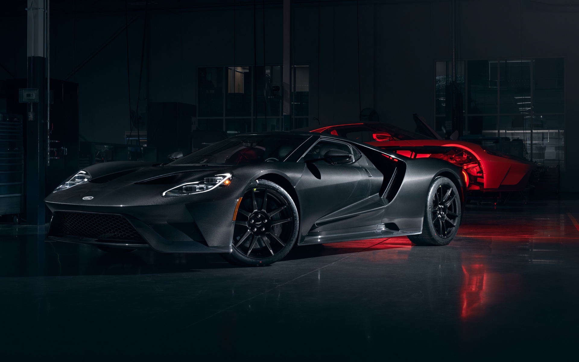 Спортивный автомобиль Ford GT 2020 года в гараже 