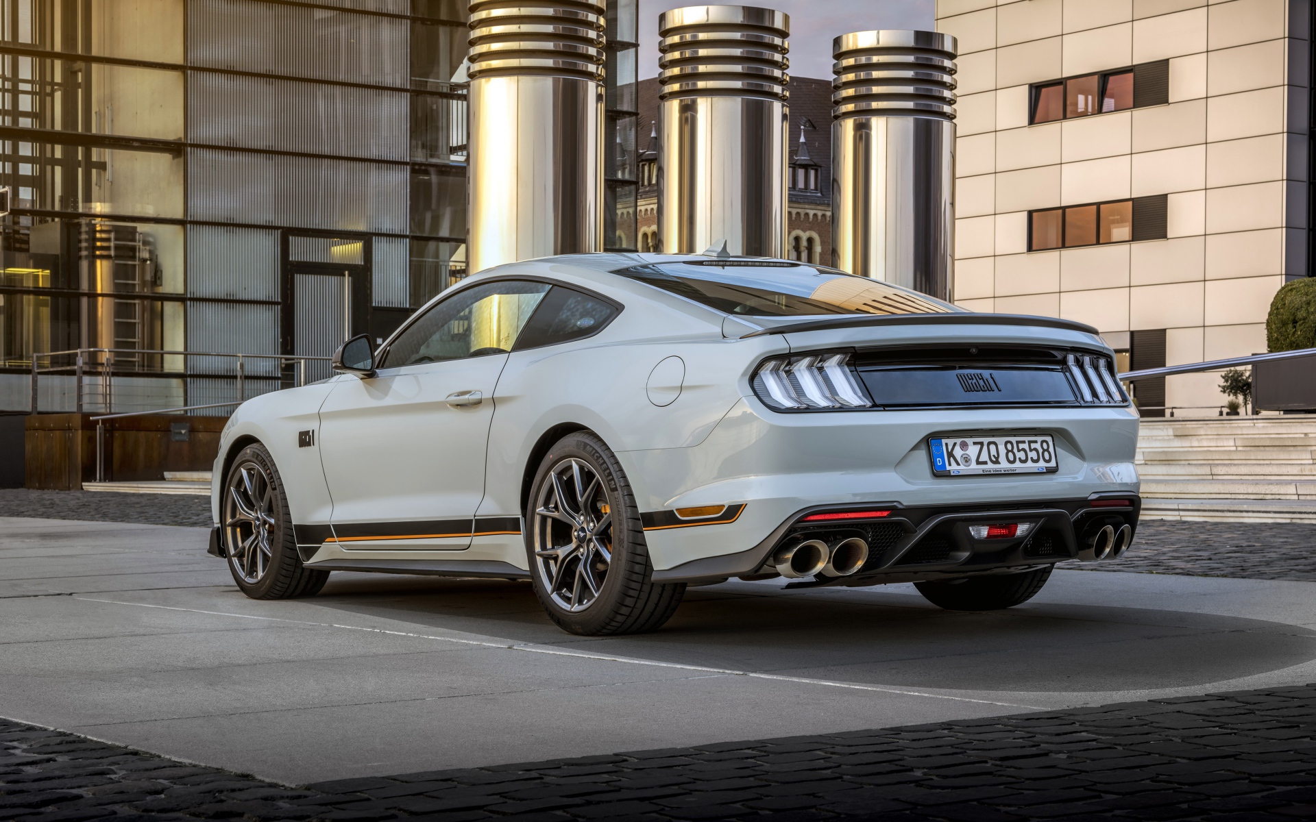 Белый автомобиль Ford Mustang Mach 1 2021 года вид сзади