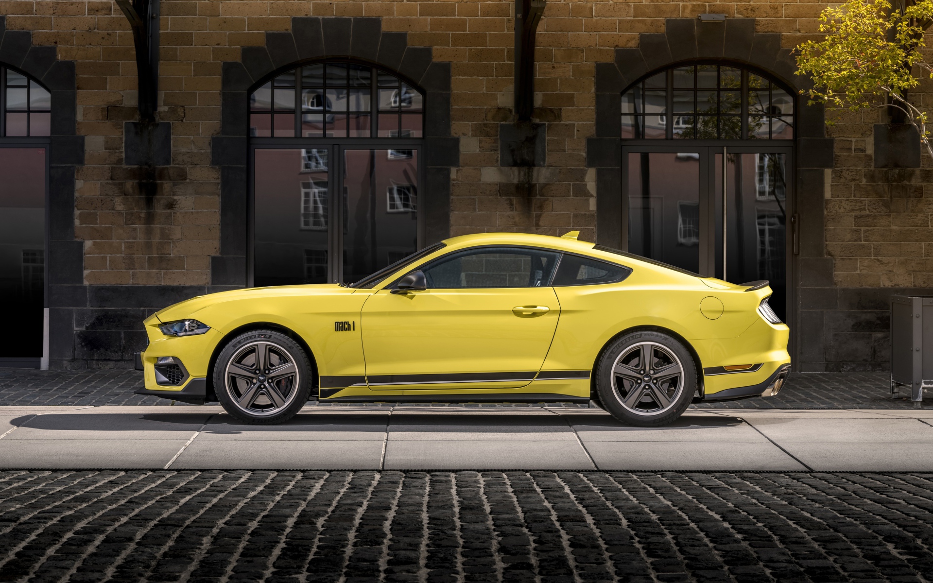 Желтый автомобиль Ford Mustang Mach 1 2021 года вид сбоку 