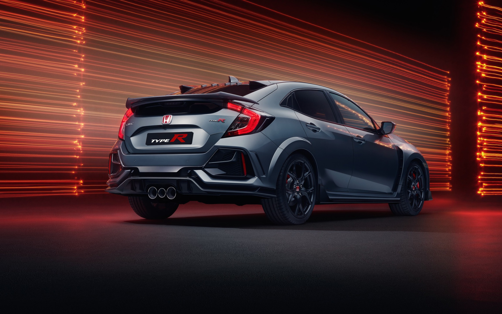 Серебристый автомобиль Honda Civic Type R Sport Line 2020 года вид сзади