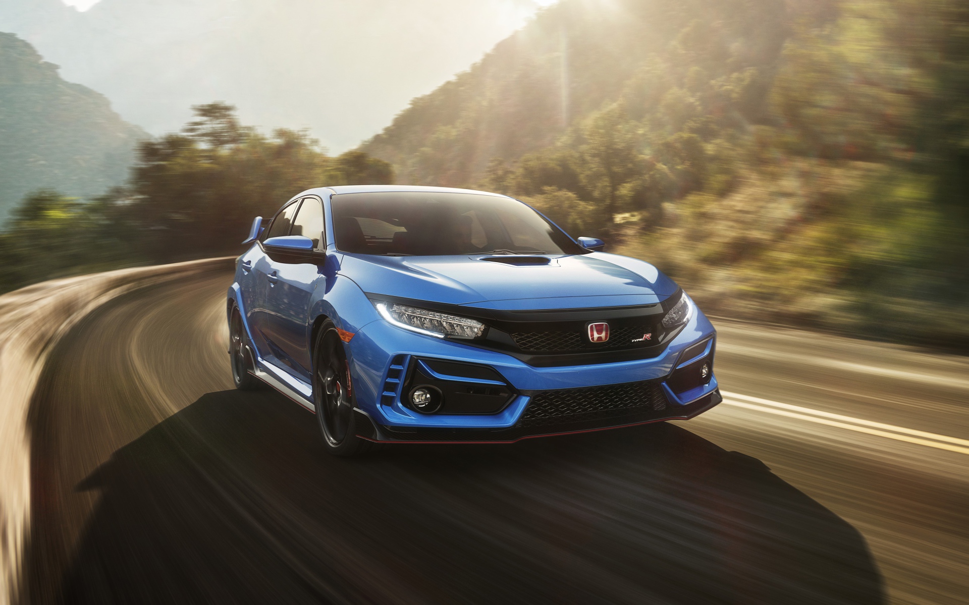 Синий автомобиль  Honda Civic Type R, 2020 года на трассе