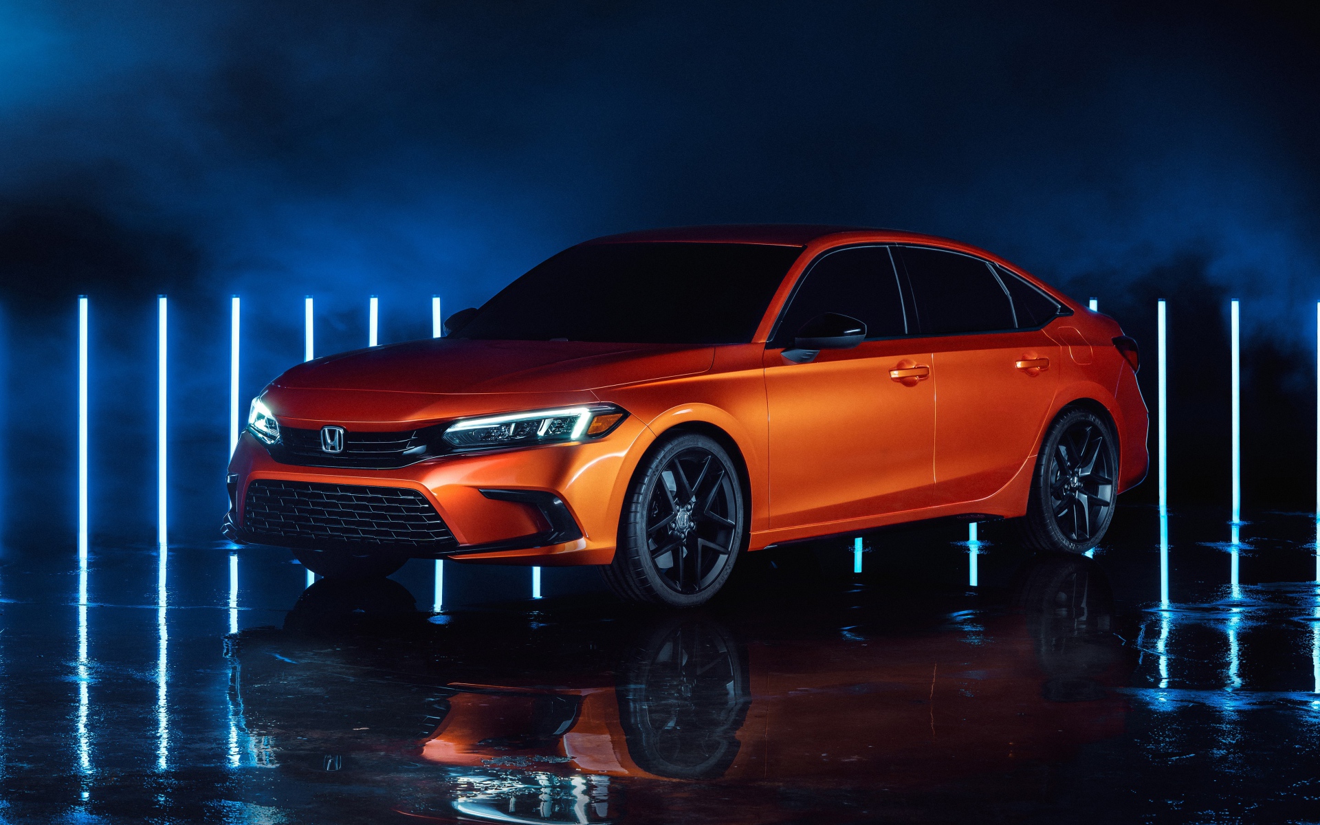 Оранжевый автомобиль  Honda Civic, 2022 года вид спереди