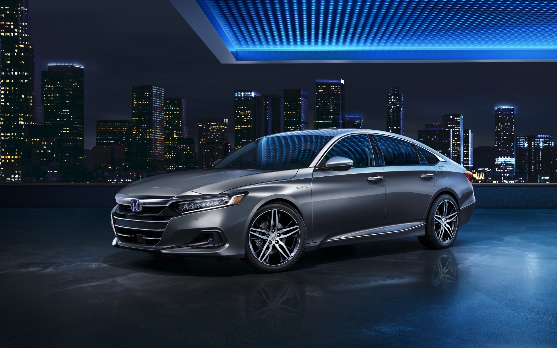 Серебристый автомобиль Honda Accord Touring, 2021 года на фоне мегаполиса