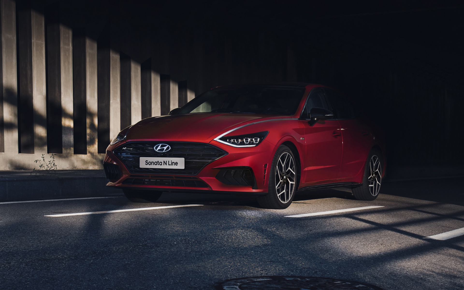 Красный автомобиль Hyundai Sonata N Line 2021 года в тени