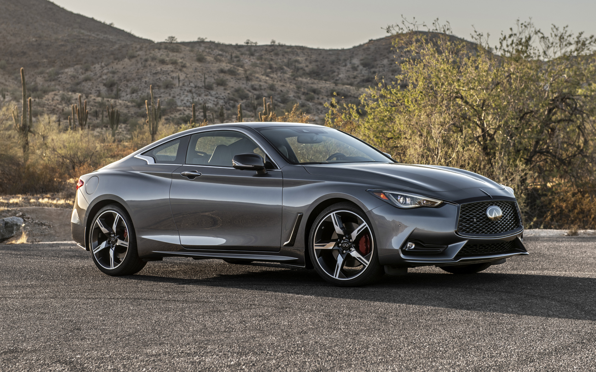 Серебристый автомобиль Infiniti Q60 Red Sport 400 AWD 2021 года