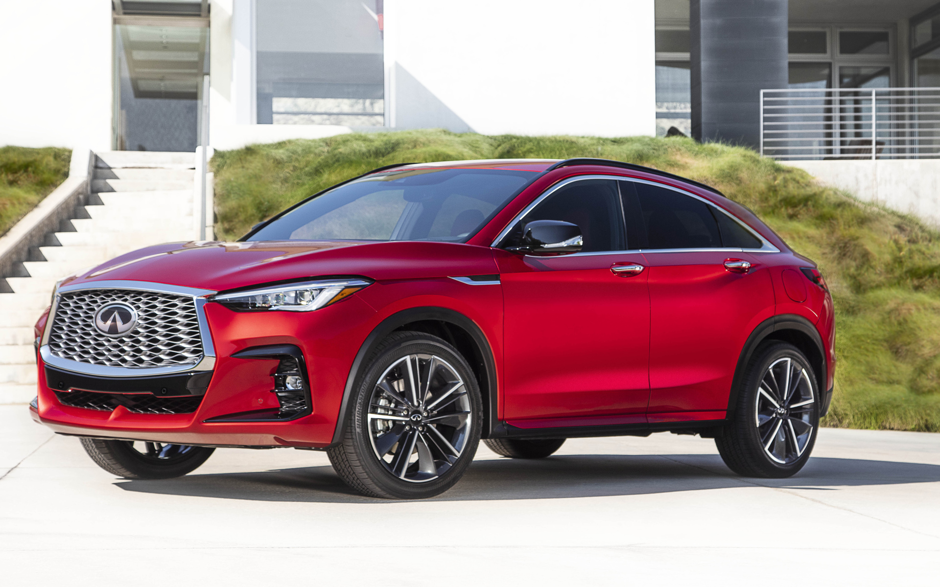 Красный автомобиль Infiniti QX55 AWD 2022 года у дома