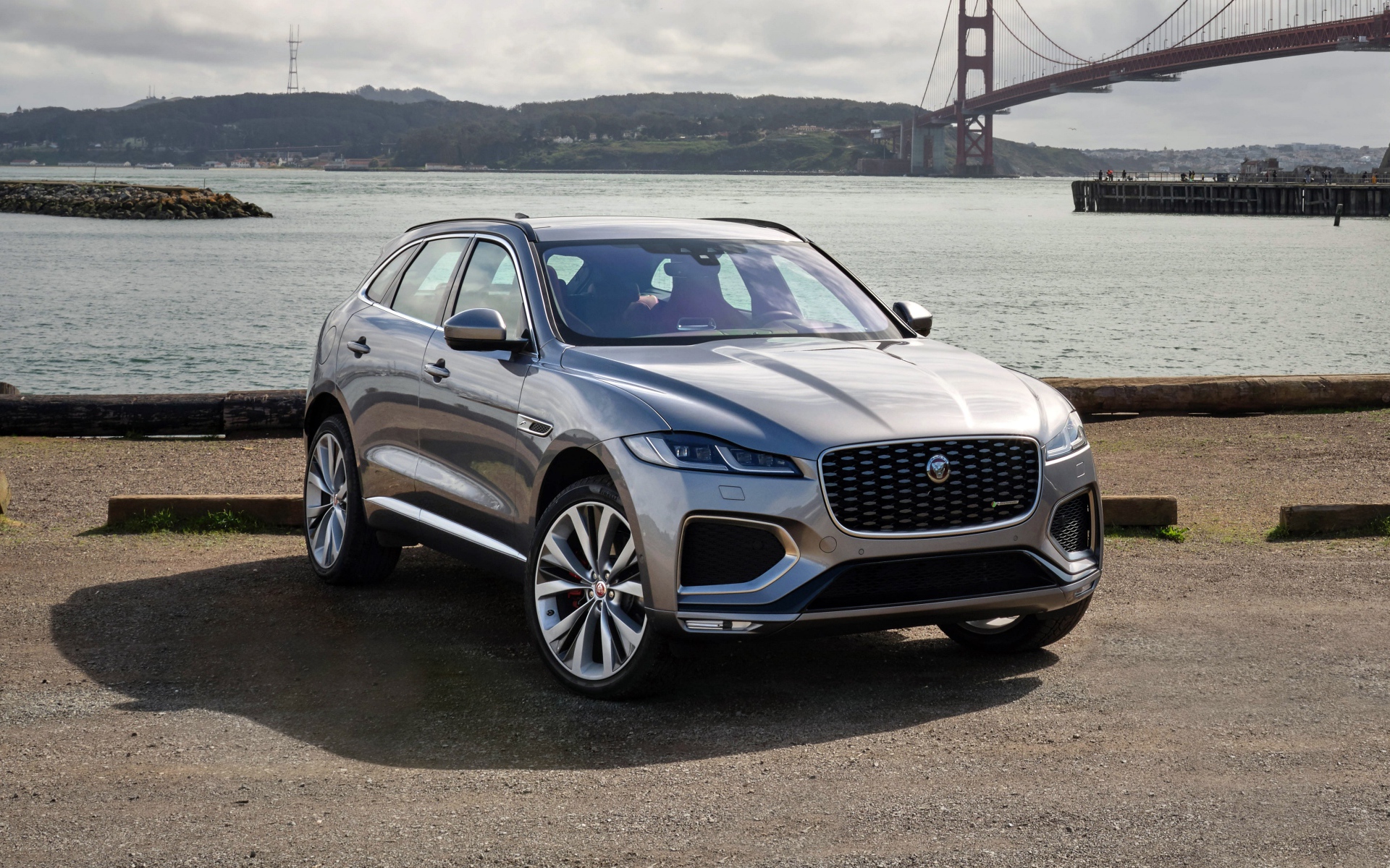 Серебристый автомобиль Jaguar F-Pace R-Dynamic 2020 года у реки 