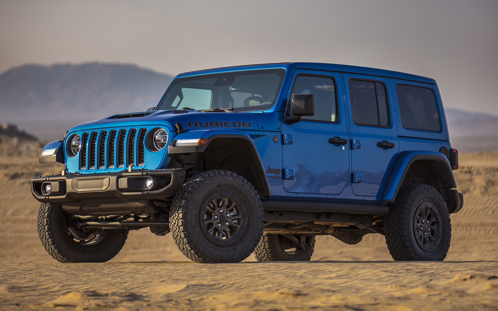 Синий Jeep Wrangler Unlimited Rubicon 392, 2021 года в пустыне