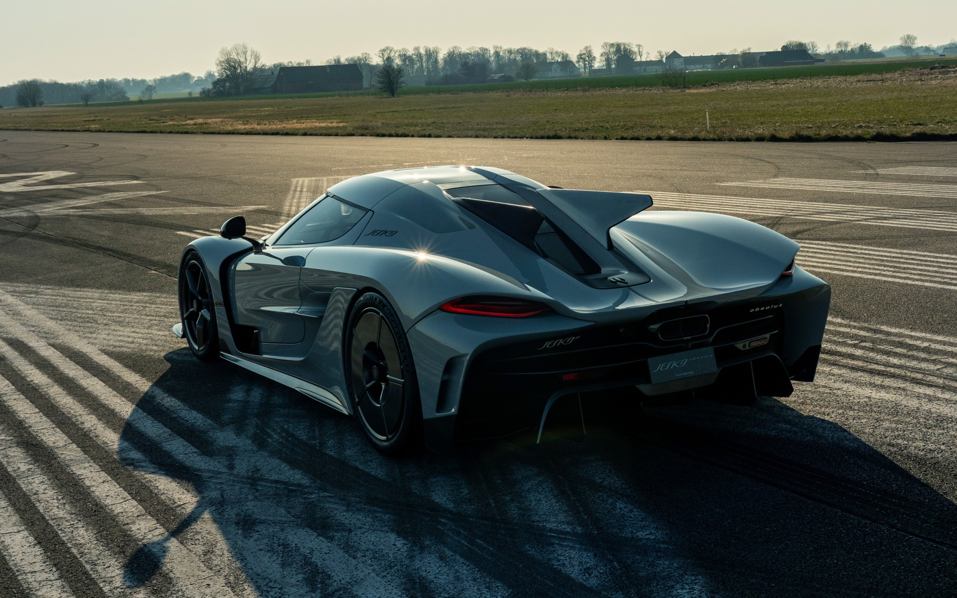 Черный автомобиль Koenigsegg Jesko Absolut 2020 года на трассе 