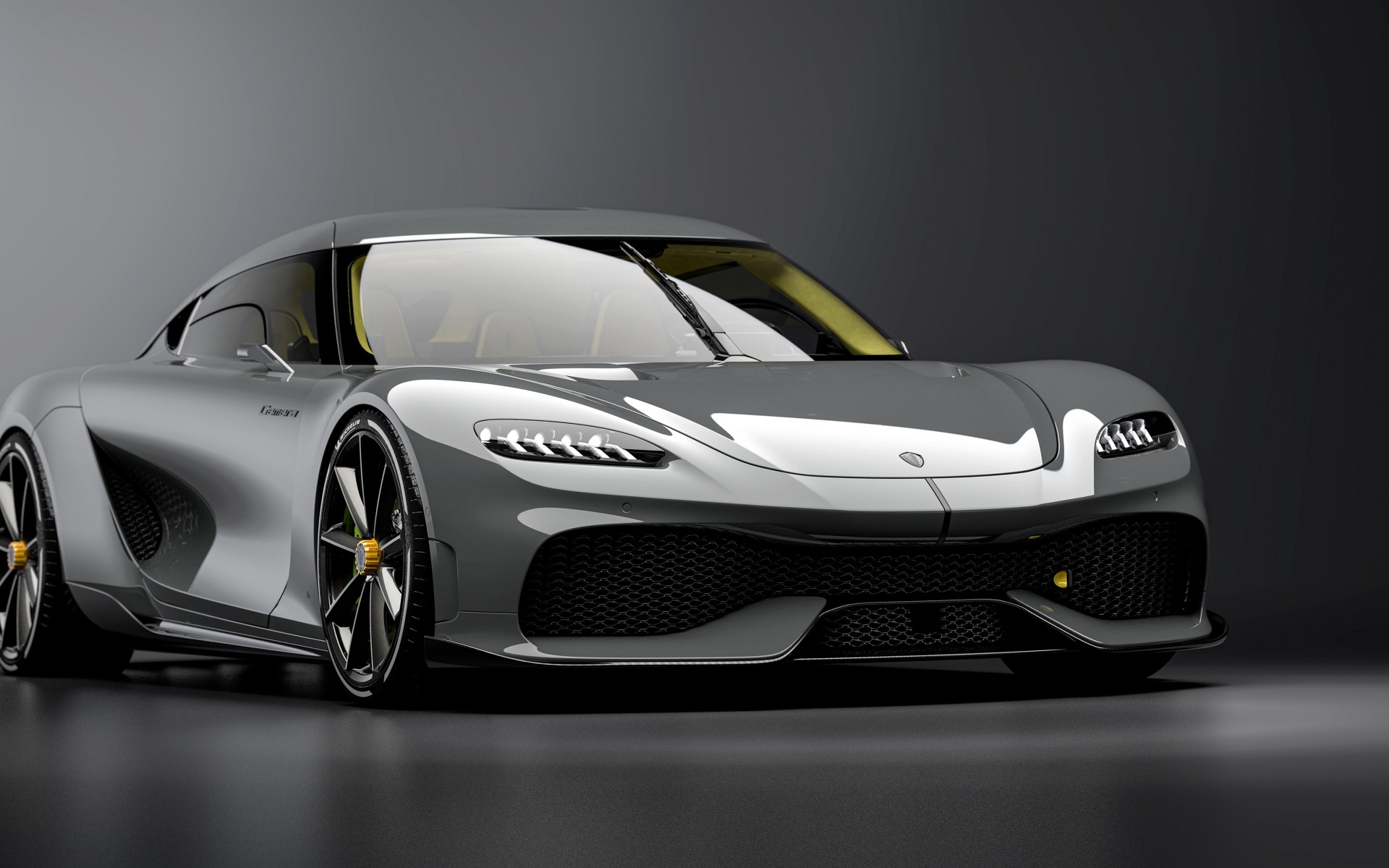 Быстрый автомобиль Koenigsegg Gemera 2020 года на сером фоне