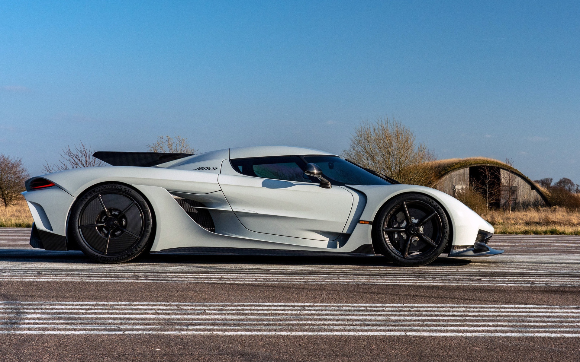 Белый автомобиль Koenigsegg Jesko Absolut 2020 года вид сбоку