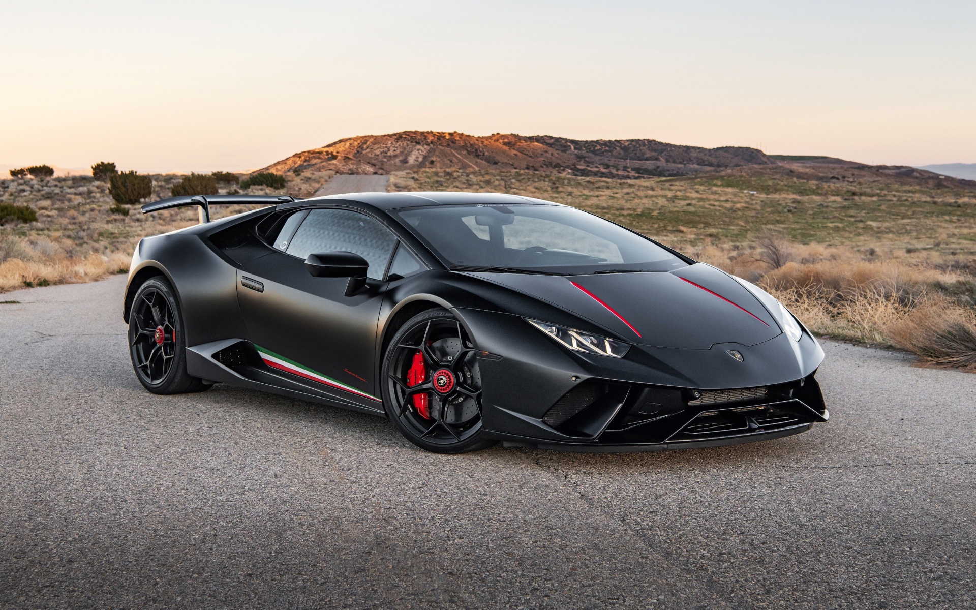 Черный спортивный  Lamborghini Huracan Performante 2020 года