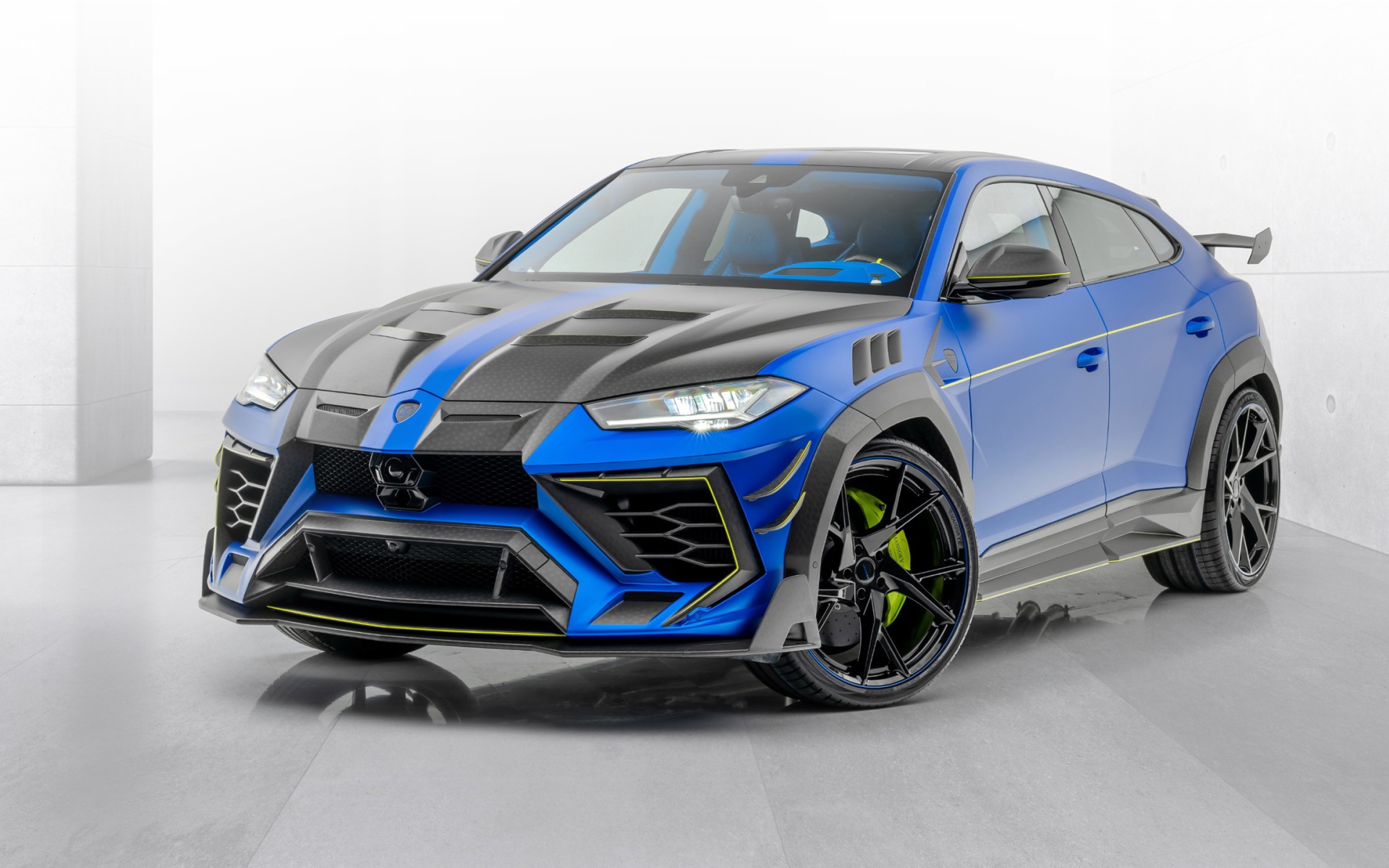 Автомобиль Mansory Lamborghini Urus Venatus 2020 года на сером фоне
