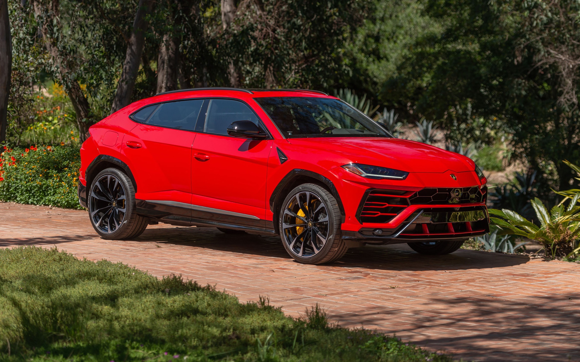 Красный Lamborghini Urus Shiny в парке 