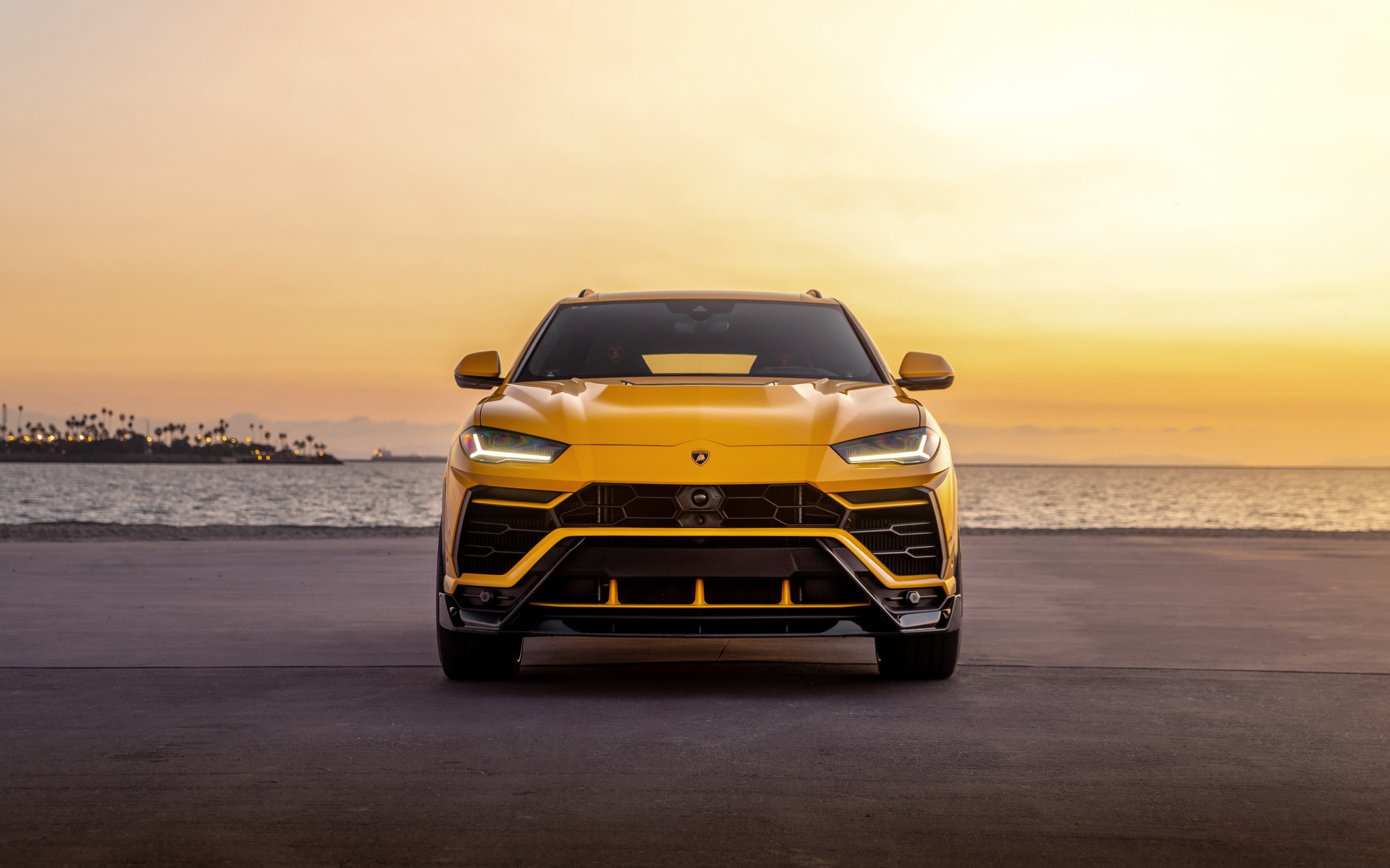 Желтый внедорожник  Lamborghini Urus у воды 