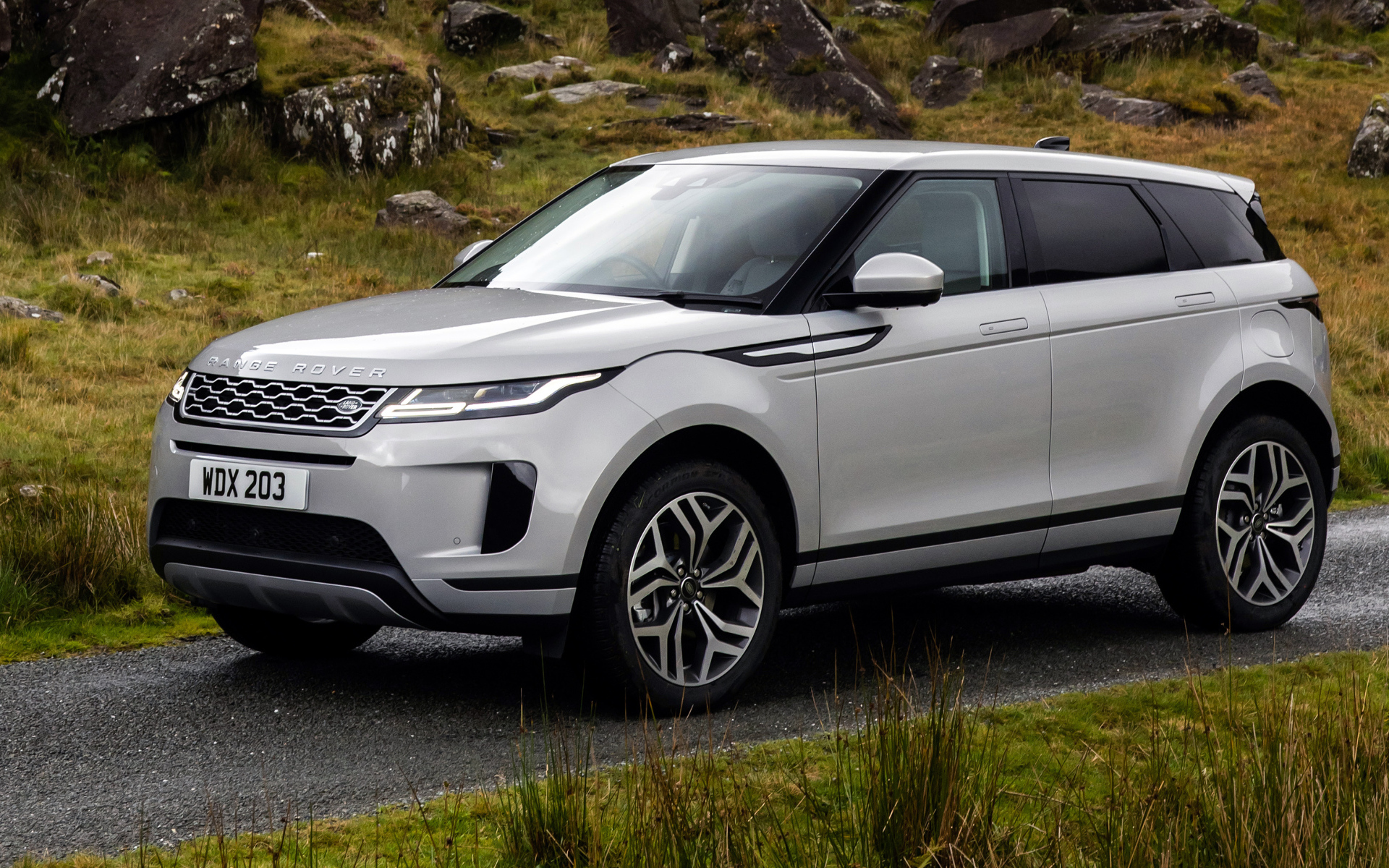 Внедорожник Range Rover Evoque P300e S 2020 года на дороге