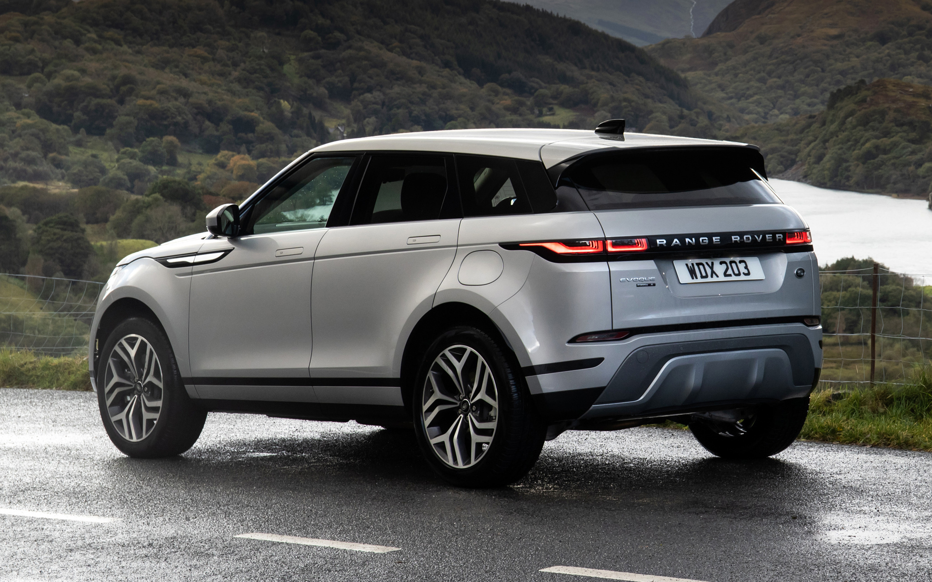 Серебристый автомобиль Range Rover Evoque P300e S 2020 года вид сзади