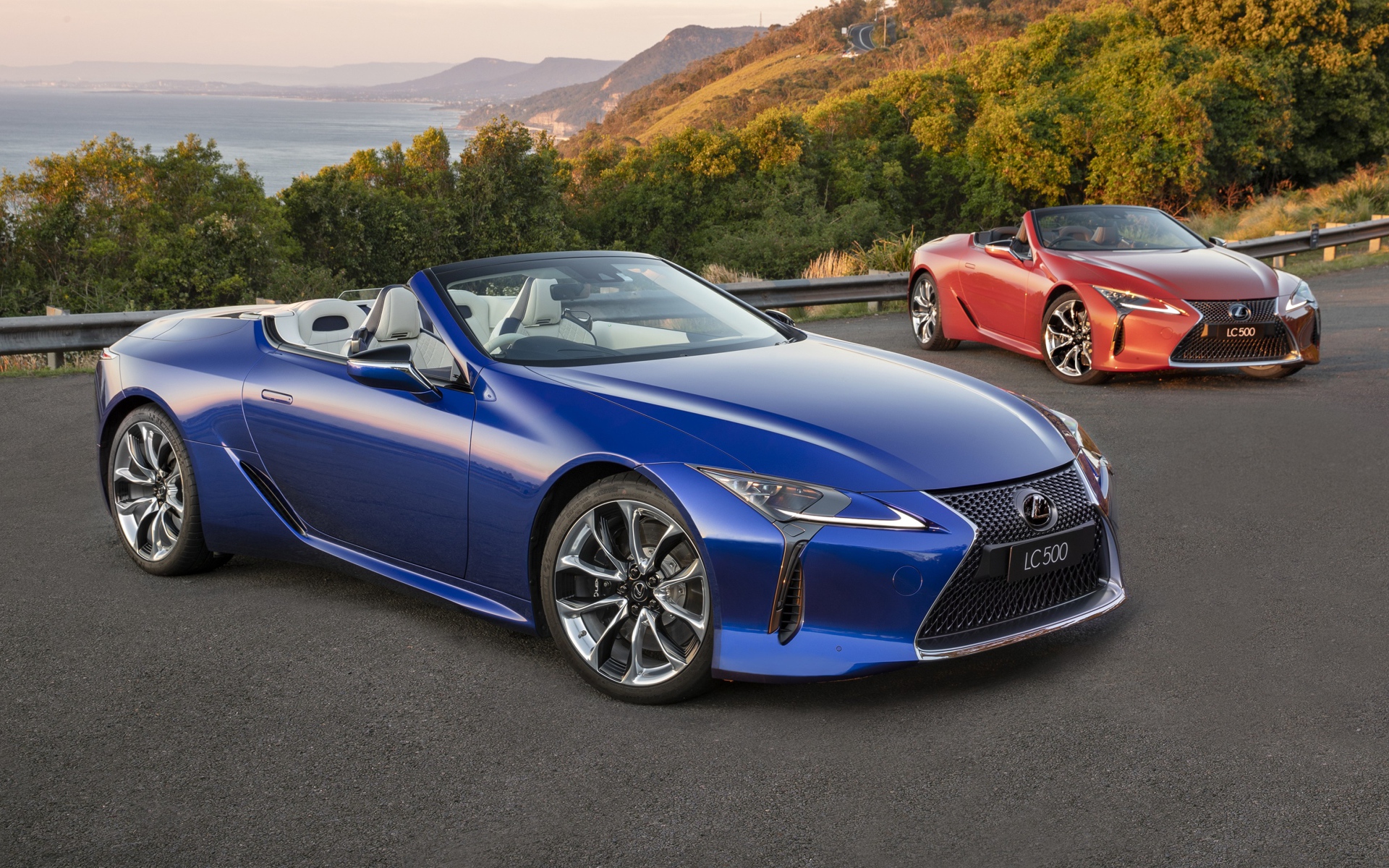 Синий автомобиль Lexus LC 500 Convertible 2020 года 