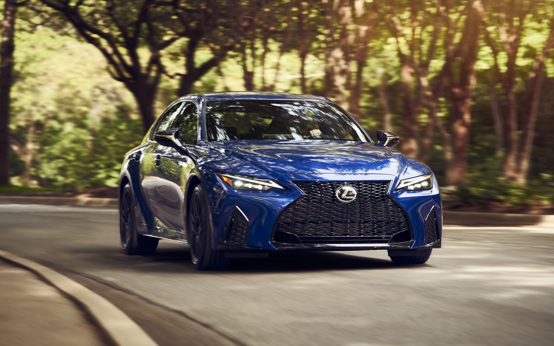 Синий автомобиль  Lexus IS 350 F SPORT, 2021 года на трассе 