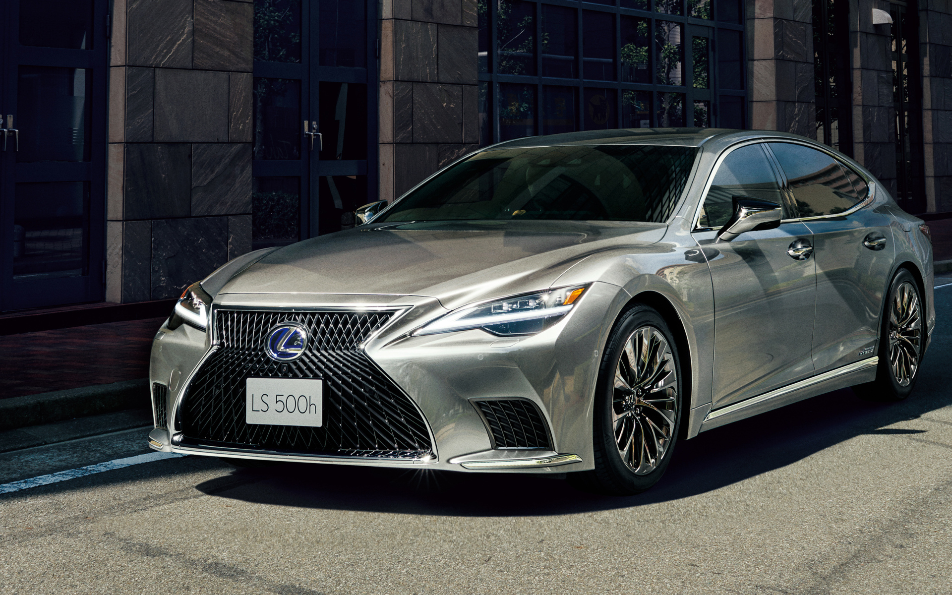 Серебристый автомобиль Lexus LS 500h 2021 года в городе