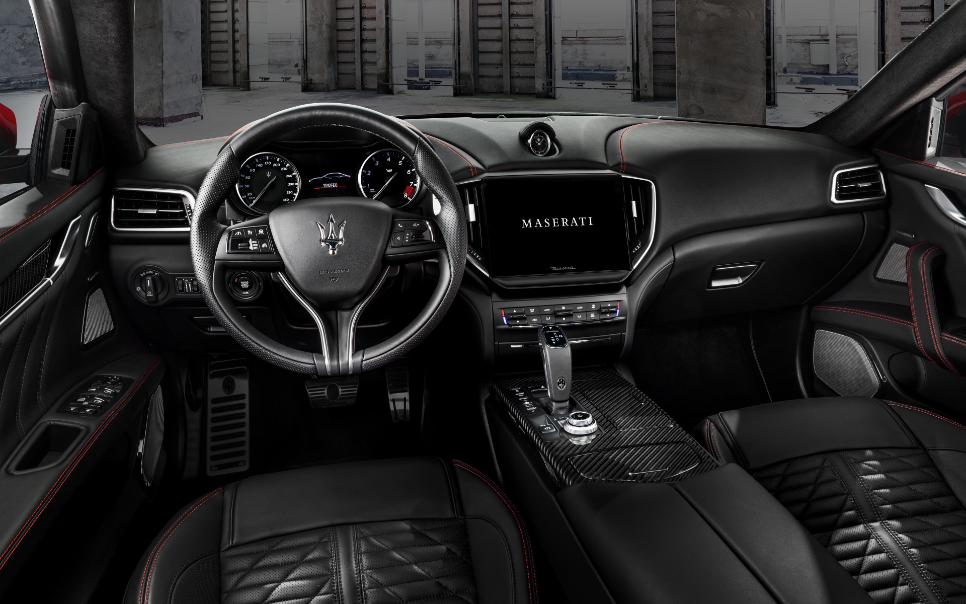 Черный кожаный салон Maserati Ghibli Trofeo 2020 года 